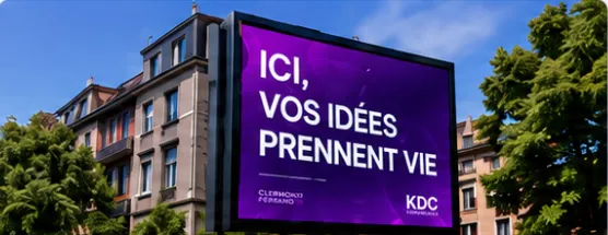 Écran d’affichage géant violet devant un immeuble, entre les arbres